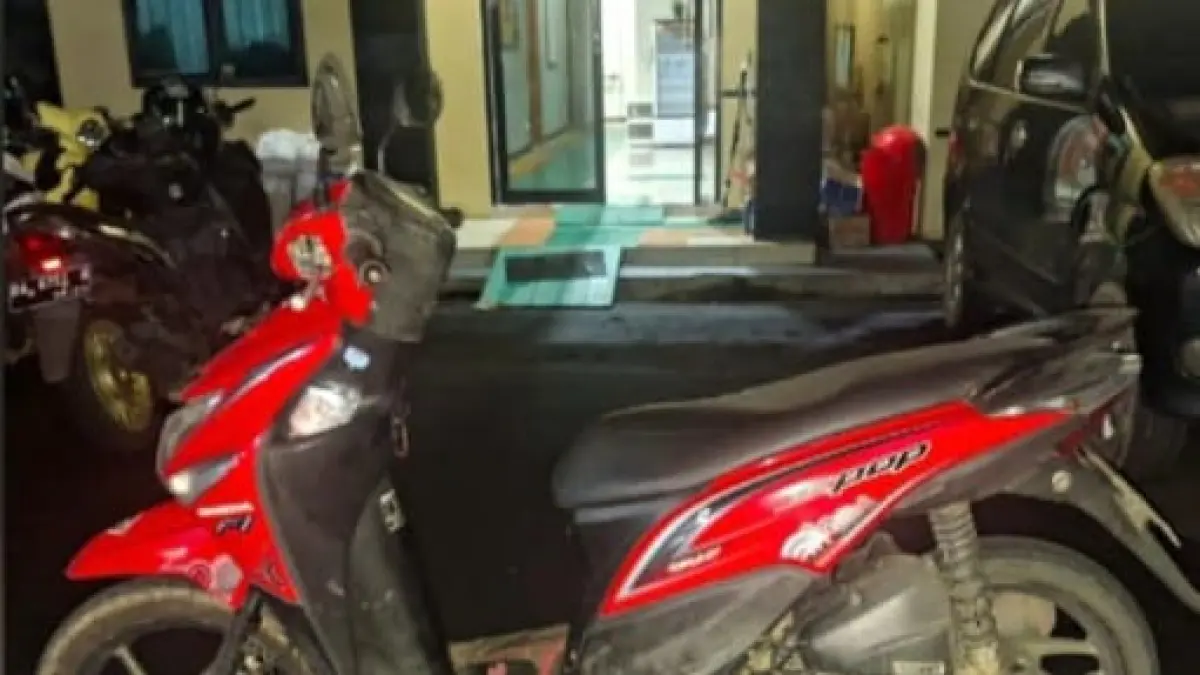 BARANG BUKTI: Motor yang diduga dicuri pelaku saat korbannya salat berjemaah di masjid.