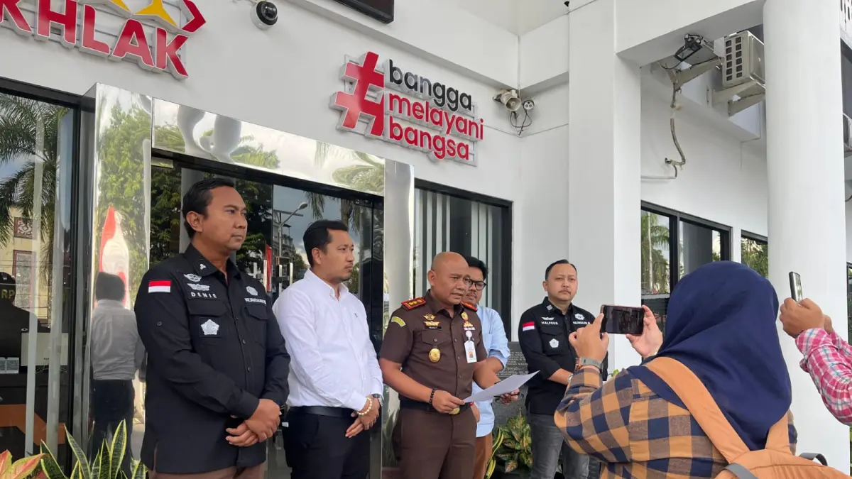 BERIKAN KETERANGAN: Kajari HSU, Budi Triono menyampaikan Kepala Urusan (Kaur) Keuangan Desa Lok Bangkai Kecamatan Banjang, MT ditetapkan sebagai tersangka dalam kasus dugaan korupsi dana desa, Selasa (23/6/2026)(Foto: M Akbar/Radar Banjarmasin)