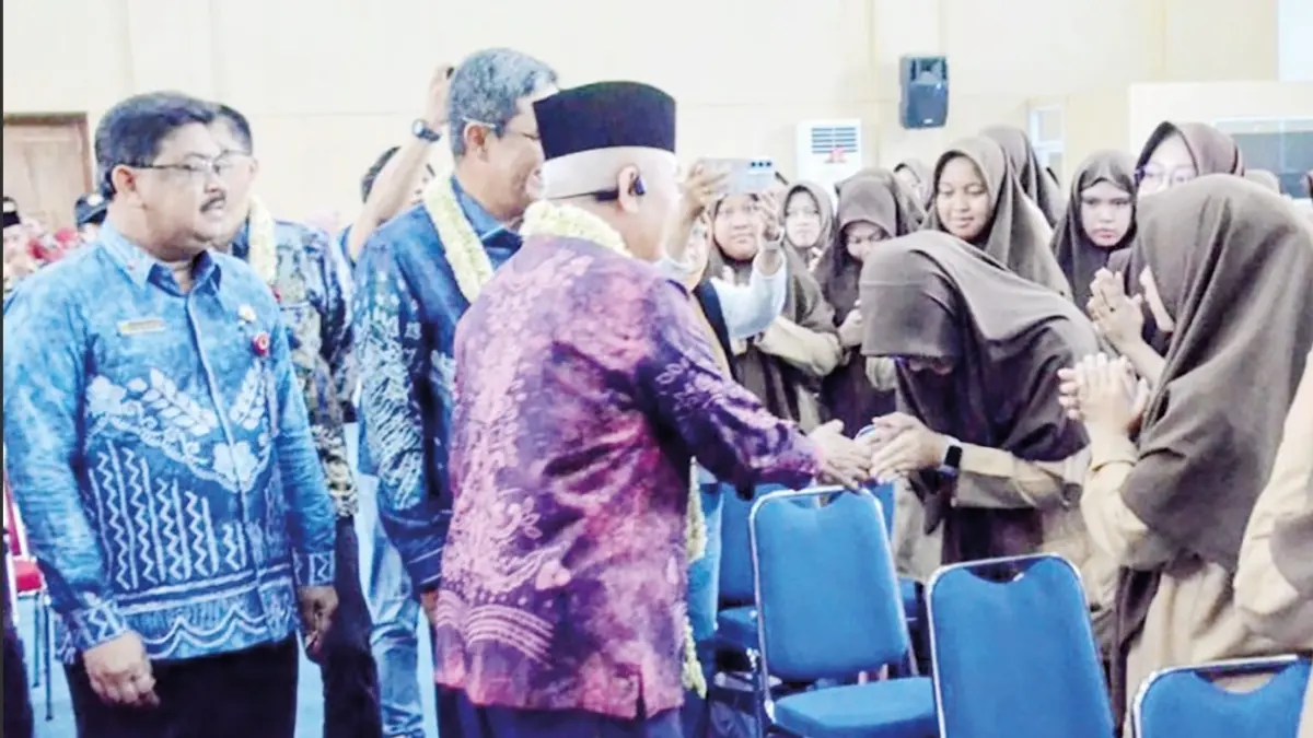 BERSALAMAN: Gubernur Kalimantan Selatan, H. Muhidin bersalaman dengan para pelajar di suatu acara.&nbsp;
(MC KALSEL)&nbsp;