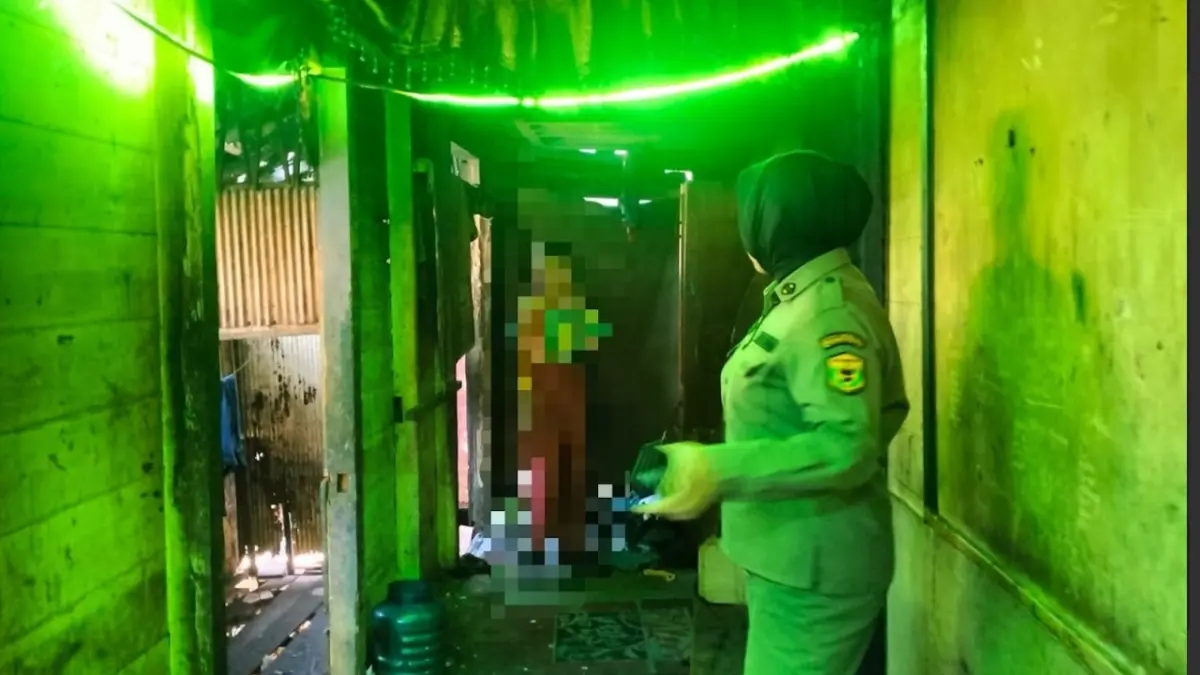 DIGEREBEK: Petugas Satpol PP Banjarmasin menertibkan aktivitas ngumpul-ngumpul anak di bawah umur yang diduga melakukan kegiatan mencurigakan di kawasan Teluk Tiram, Banjarmasin Barat. (Satpol PP Banjarmasin untuk Radar Banjarmasin)