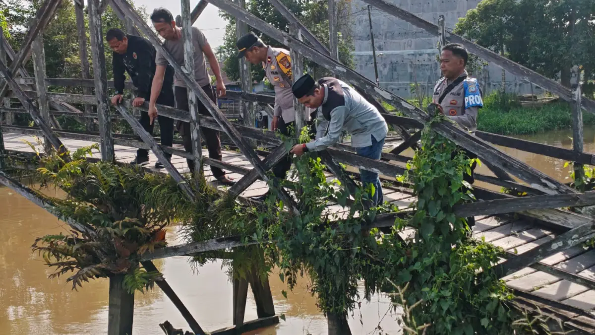 EVAKUASI: Petugas dan warga mempelihatkan lokasi penemuan jenazah seorang lansia yang ditemukan mengapung dan meninggal dunia di Sungai Telaga Silaba, Kecamatan Amuntai Selatan, Selasa (23/6/2026).