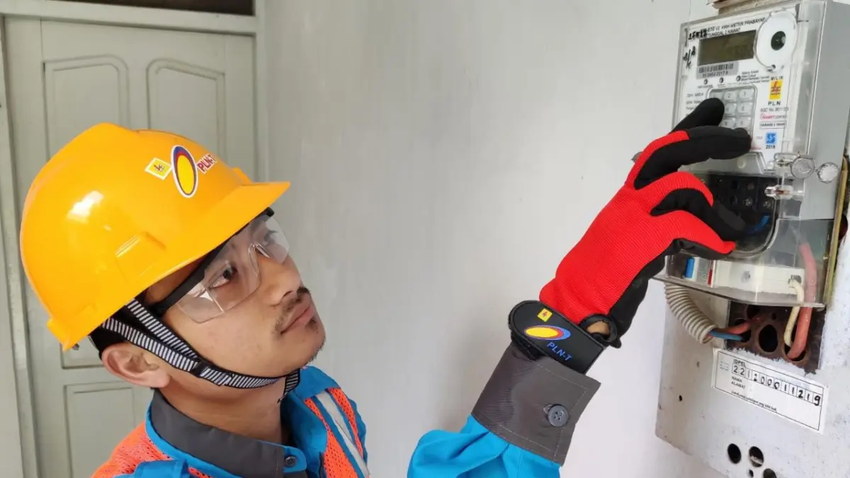 ILUSTRASI. Petugas PLN melakukan pemantauan sistem kelistrikan (MC KALSEL)