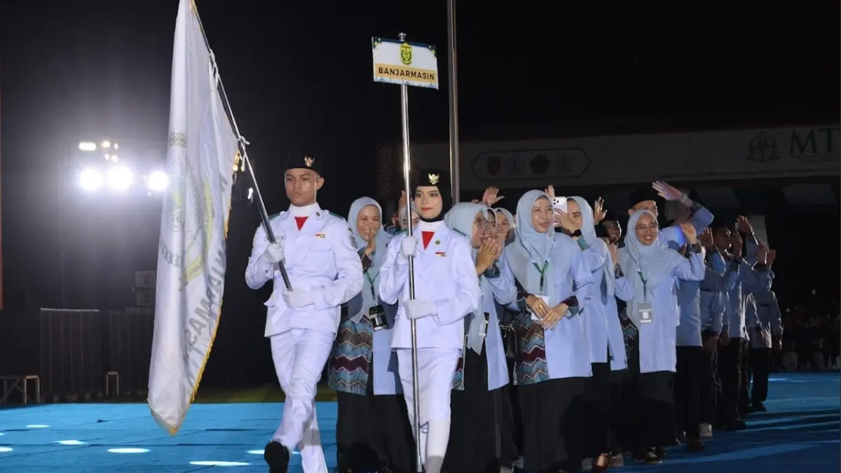 KAFILAH BANJARMASIN: Qari dan Qariah Banjarmasin antusias mengikuti kegiatan pembukaan kegiatan MTQN XXXVII Kalsel di Barito Kuala. Foto: Prokopim Batola untum Radar Banjarmasin.