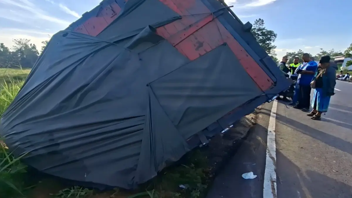 Kecelakaan maut truk terbalik di Sungai Ulin Banjarbaru, korban tewas di tempat (Rizky Untuk Radar Banjarmasin)