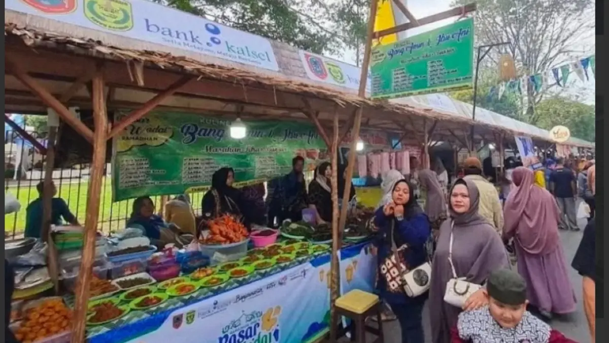 KULINER: Pelaku IKM berjualan di Pasar Wadai Ramadan Banjarmasin 2026.(Dok. Radar Banjarmasin)