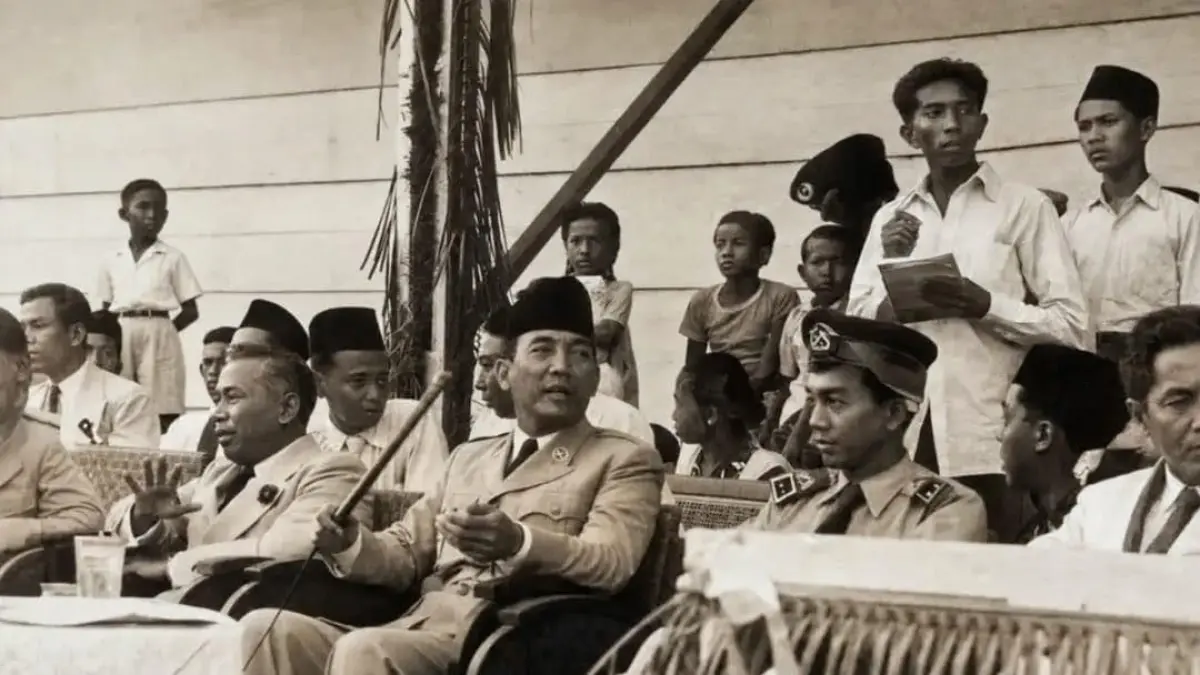 LAWATAN BERSEJARAH: Presiden Soekarno didampingi Gubernur Kalimantan dr. Murdjani (kiri) dan Letnan Kolonel Sukanda Bratamenggala (kanan) saat berada di lapangan Merdeka Banjarmasin,13 September 1950.
