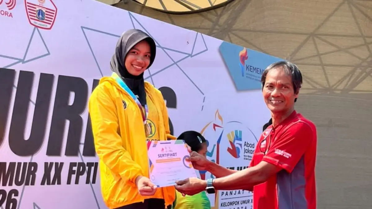 MEDALI: Atlet panjat tebing Kalimantan Selatan, Indah Tiara Azzahra meraih medali pada nomor lead perorangan putri U-17 dalam Kejuaraan Nasional Panjat Tebing Kelompok Umur XX Tahun 2026 di Jakarta.(Dok FPTI Kalsel)