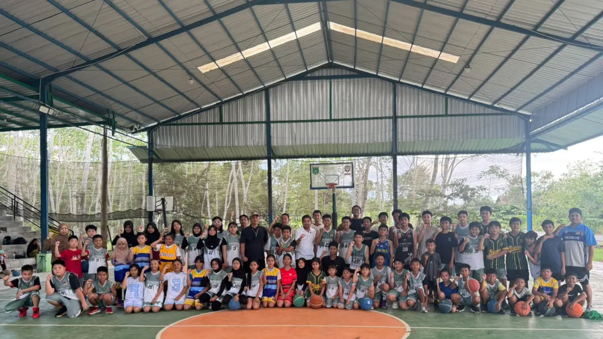 MEMANTAU: Ketua Perbasi Kalimantan Selatan, Muhammad Syaripuddin alias Bang Dhin, turun langsung memantau sesi latihan anak-anak pemain basket usia dini di Tanah Bumbu. (Dok Perbasi Kalsel)