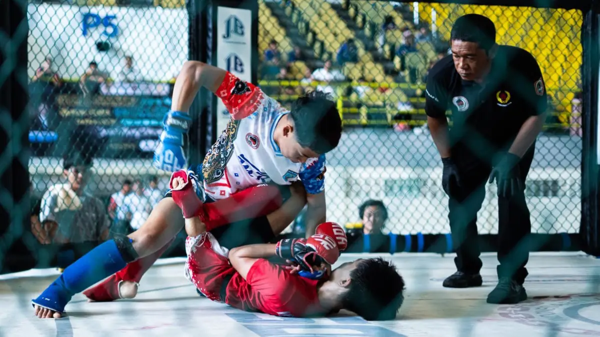 MEMBANGGAKAN: Salah satu atlet IBCA MMA Tapin saat bertanding dengan lawan.