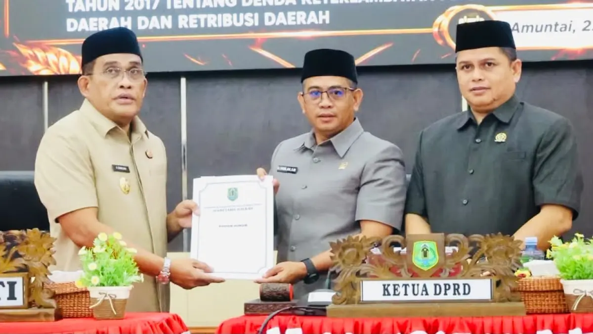 MOMEN: Bupati HSU, H Sahrujani menyerahkan draf Raperda Pertanggungjawaban Pelaksanaan APBD Tahun Anggaran 2025 kepada Ketua DPRD HSU, H Fadilah dalam rapat paripurna DPRD HSU, Senin (22/6/2026). (Foto: Pemkab HSU)