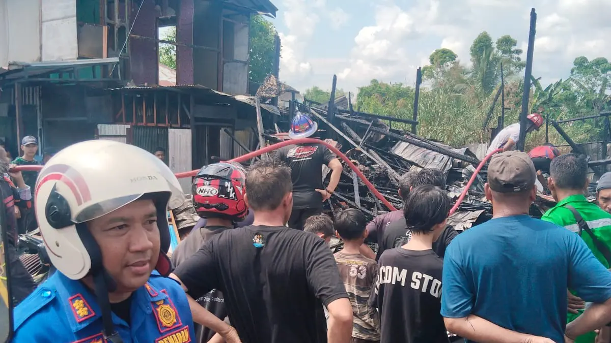 MUSIBAH: Kios barang campuran dan pengisian minyak di Desa Teluk Daun, HSU terbakar dan merembet ke bangunan terdekat.