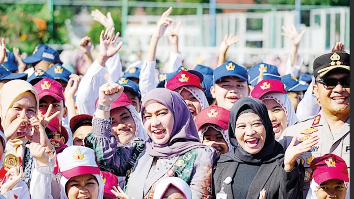 PENDIDIKAN: Wali Kota Banjarbaru Hj Erna Lisa Halaby berfoto bersama para pelajar di suatu acara.