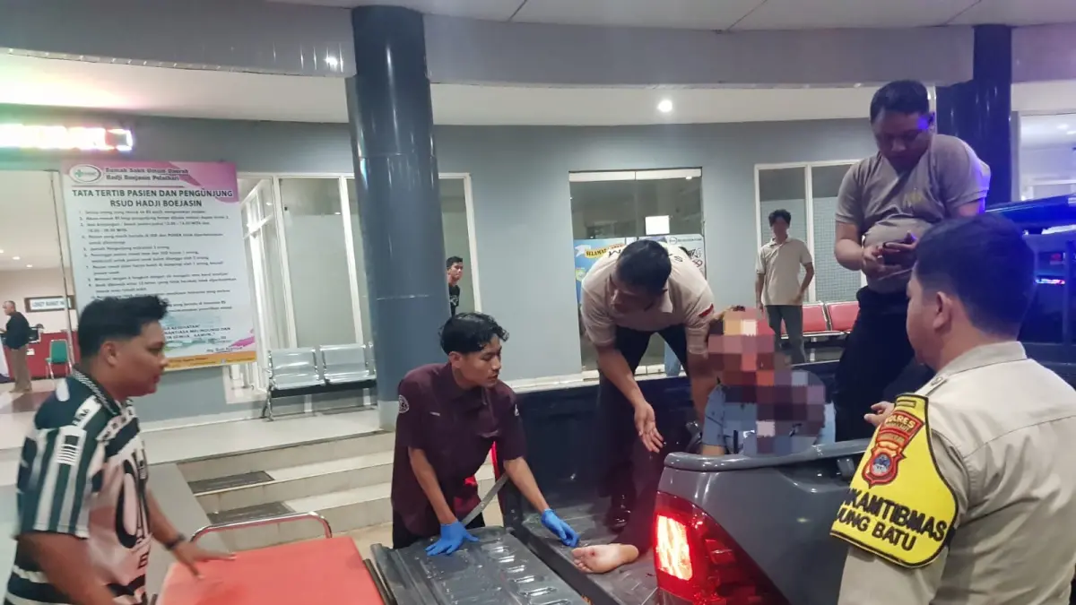 Personil Polsek Pelaihari membawa perempuan berinisial A yang diduga dianiaya oleh kekasihnya, Senin (22/6/2026) malam. (Polsek Pelaihari untuk Radar Banjarmasin)
