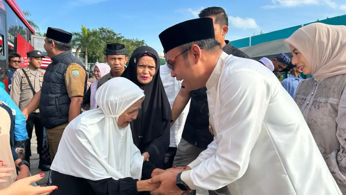 SENANG: Wabup Kotabaru Syairi Mukhlis menyambut jemaah Haji Bumi Saijaan di Masjid Husnul Khatimah Kotabaru.