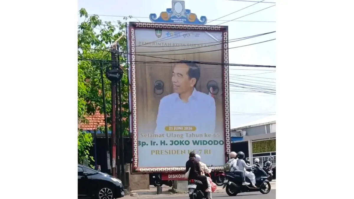 SENTIMEN POSITIF: Baliho ucapan selamat ulang tahun untuk Jokowi yang dipasang Diskominfo SP Solo di kawasan Tugu Lilin, Senin (22/6/2026). (DAMIANUS BRAM/RADAR SOLO) 
