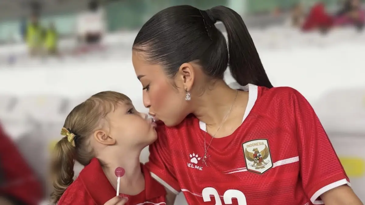 TENANG: Kamari Wassink dipuji warganet karena sikap tenangnya saat pernikahan sang ibu. (Foto: Instagram)
