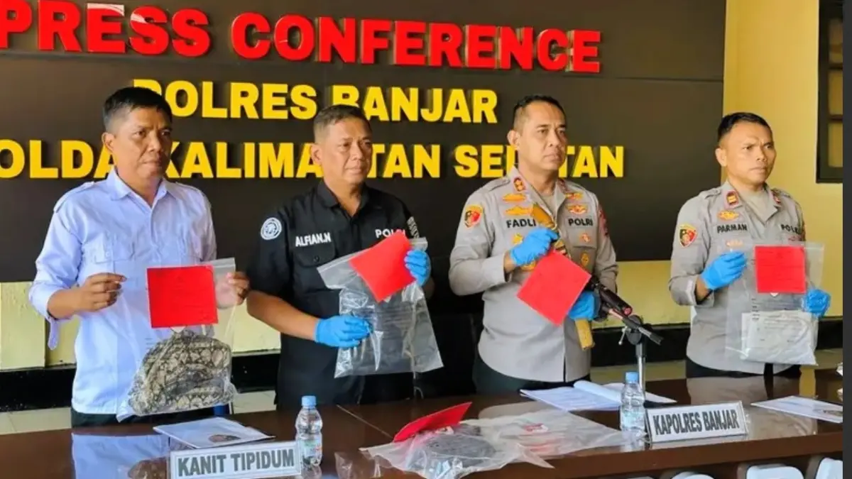 TERSANGKA: Kapolres Banjar AKBP Dr Fadli menunjukkan tersangka AS beserta barang bukti saat konferensi pers pengungkapan kasus pembunuhan Norlina di Polres Banjar, Senin (22/6). (FADLAN ZAKIRI/RADAR BANJARMASIN.