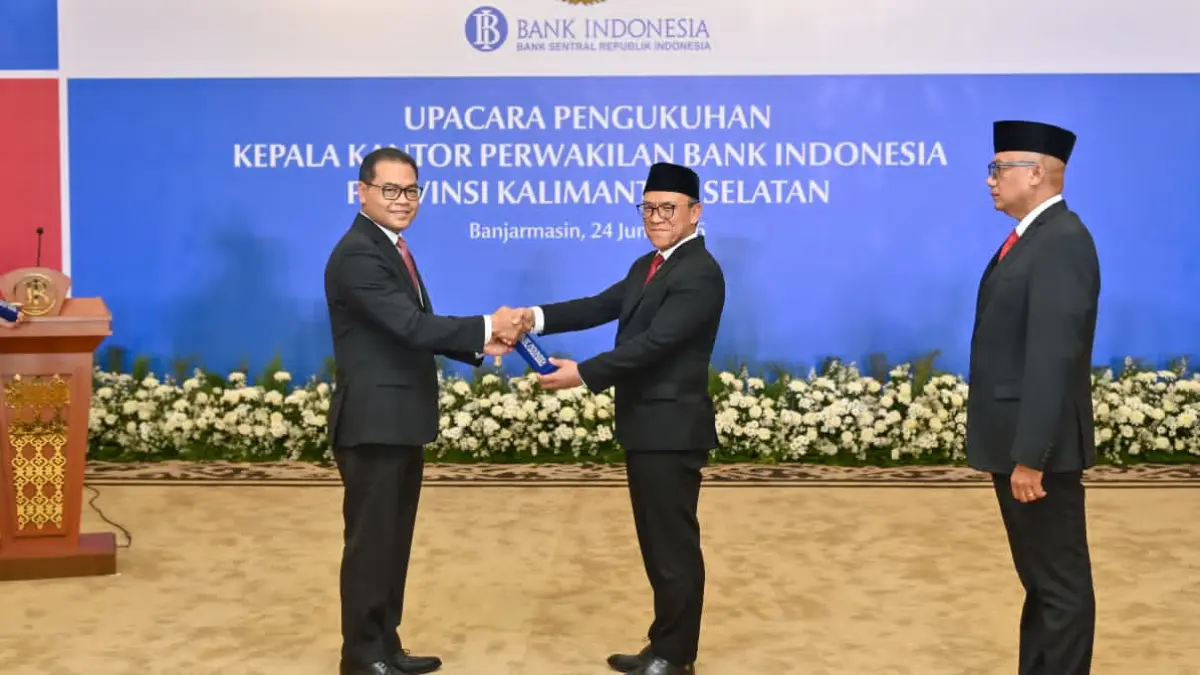 DILANTIK: Haris Munandar (tengah) resmi jadi Kepala Perwakilan Bank Indonesia (BI) Kalsel yang baru.(Foto: BI Kalsel) &nbsp;