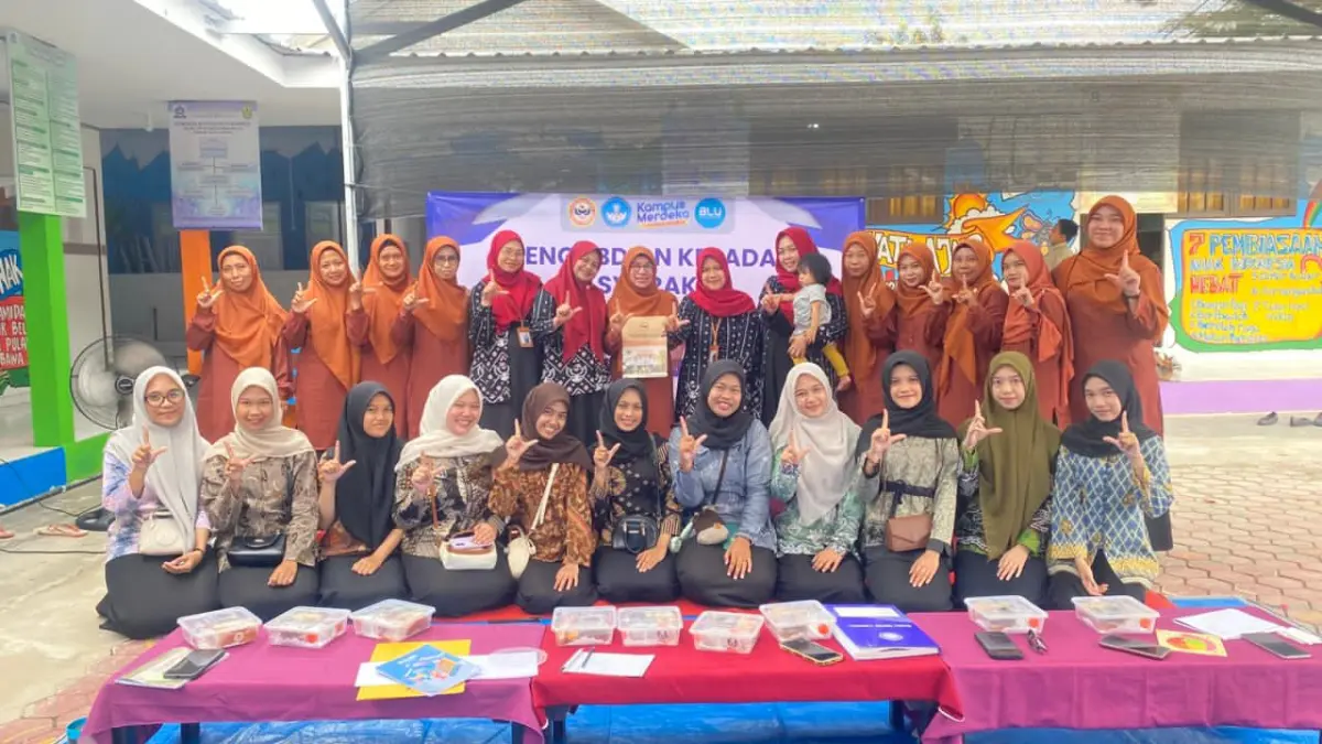 DOKUMENTASI: Tim PDWA PGSD FKIP ULM berfoto bersama Kepala dan para guru SD Madinaturamlah Banjarmasin.