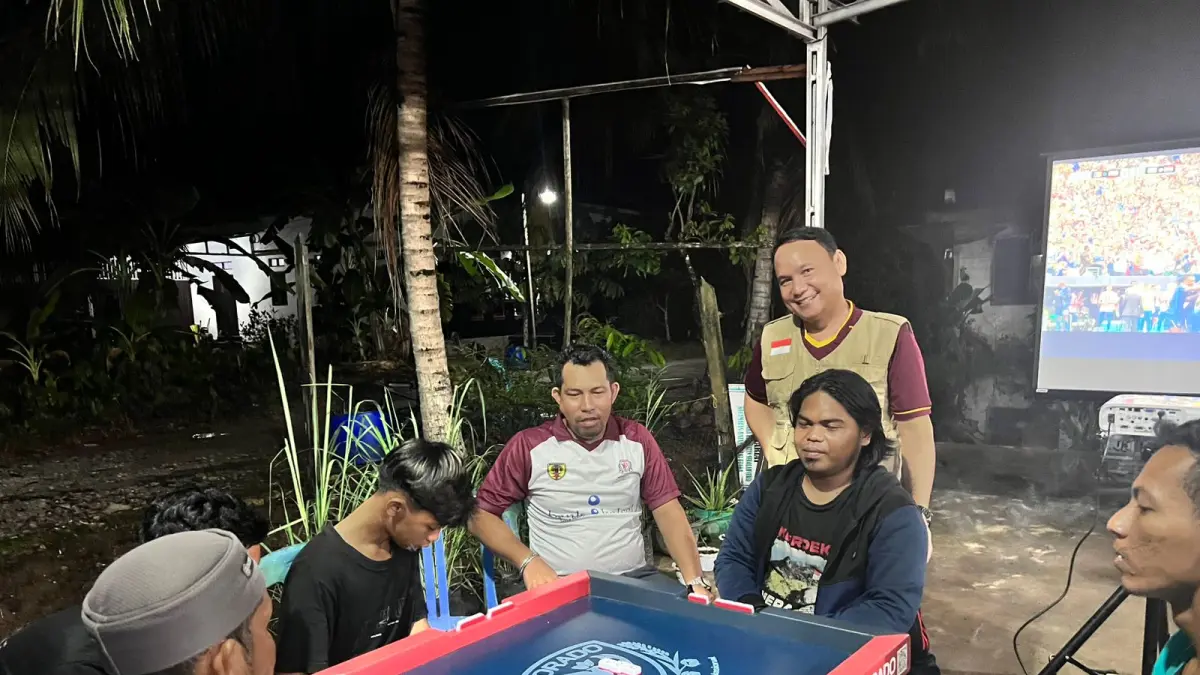 DOMINO: Warga antusias mengikuti permainan domino sambil nobar Piala Dunia. (Foto: Jamaluddin/Radar Banjarmasin)