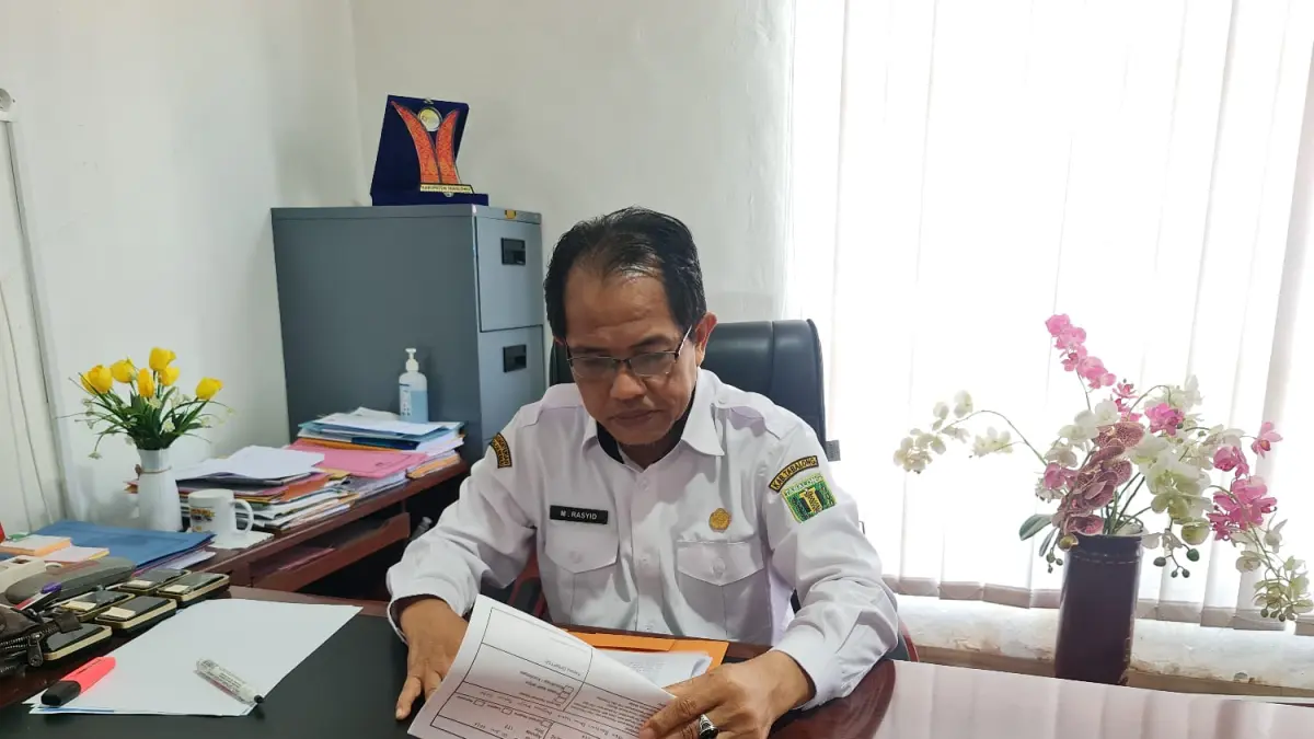 Kepala DPMPTSP Tabalong, Muhammad Rasyid menjelaskan kemudahan membuat pasfor. (Ibnu Dwi Wahyudi/Radar Banjarmasin)