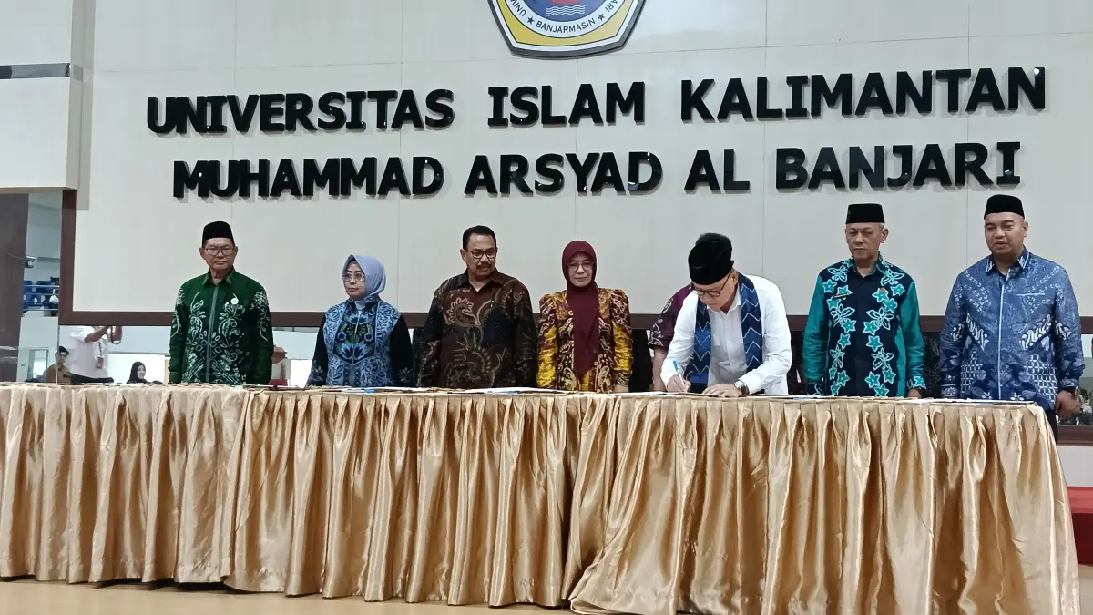 KERJA SAMA: Rektor UNISKA bersama rektor lainnya saat melakukan PKS bersama Menteri P2MI, Drs H Mukhtarudin di Auditorium UNISKA, Selasa (23/6/2026).(Foto: UNISKA)