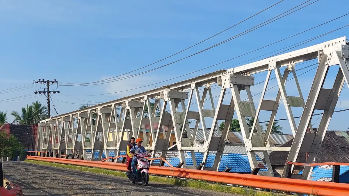 KONDISI JEMBATAN: Salah satu jembatan di ruas Jalan Nasional penghubung Kabupaten HST-HSU mengalami kerusakan pada bagian oprit. BPJN Kalsel menyatakan perbaikan akan segera dilakukan dalam waktu dekat. (Foto: Jamaluddin/Radar Banjarmasin)