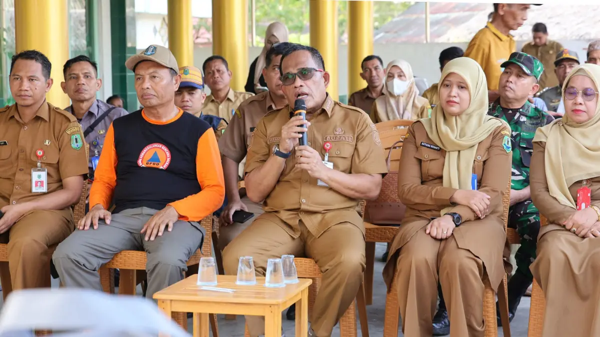 KUNJUNGAN: Bupati HSU, H Sahrujani hadir dan menyerahkan bantuan kepada korban kebakaran kios di Desa Teluk Daun, Kecamatan Amuntai Utara, Selasa (23/6/2026).(Foto: Pemkab HSU)