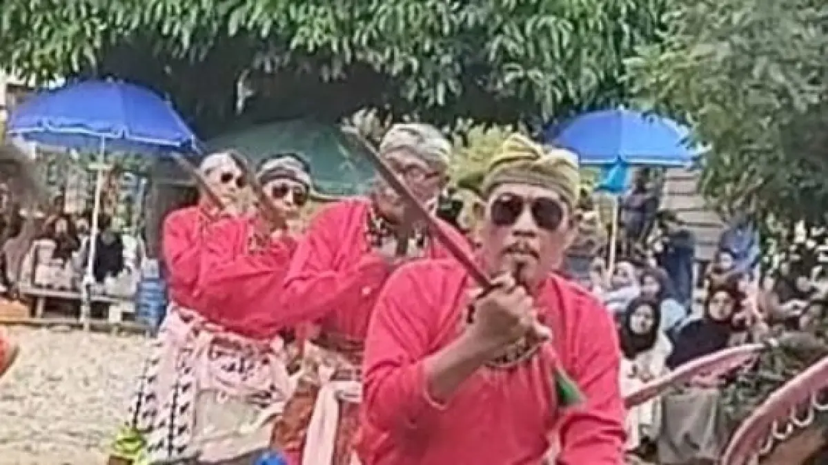 MANDI JAMAS : Warga Desa Masingai II saat merayakan satu Suro.

(Foto &nbsp;: Warga Desa Masingai II untuk Radar Banjarmasin)