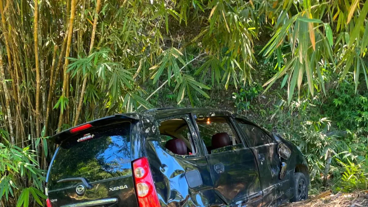 Mobil Mini Bus Hitam mengalami kecelakaan tunggal dan terperosok ke samak-semak bawah pohon bambu. (PMK Pangdam)&nbsp;