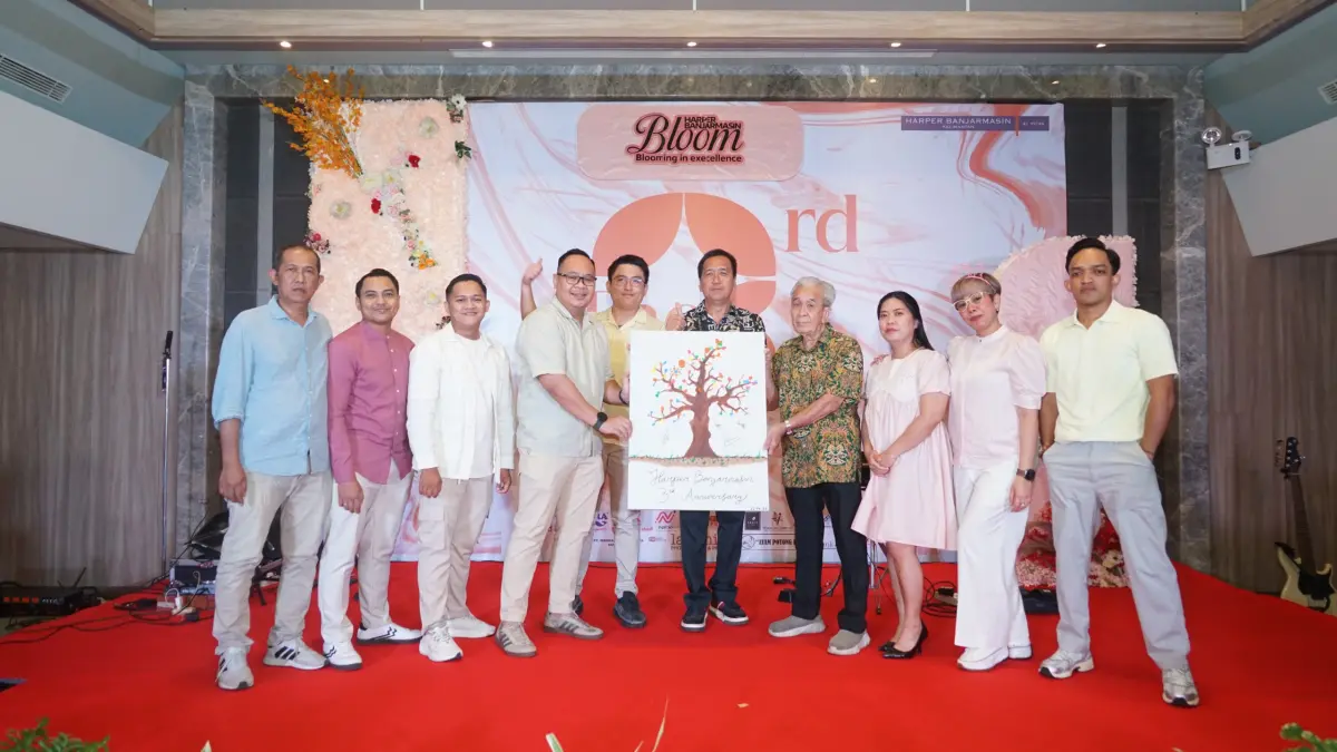 MOMEN SPESIAL: Owner Harper Hotel Banjarmasin bersama jajaran manajemen Harper Hotel Banjarmasin pada &nbsp;acara 3rd Anniversary Harper Banjarmasin, belum lama tadi.(Foto: Harper Hotel Banjarmasin)&nbsp;