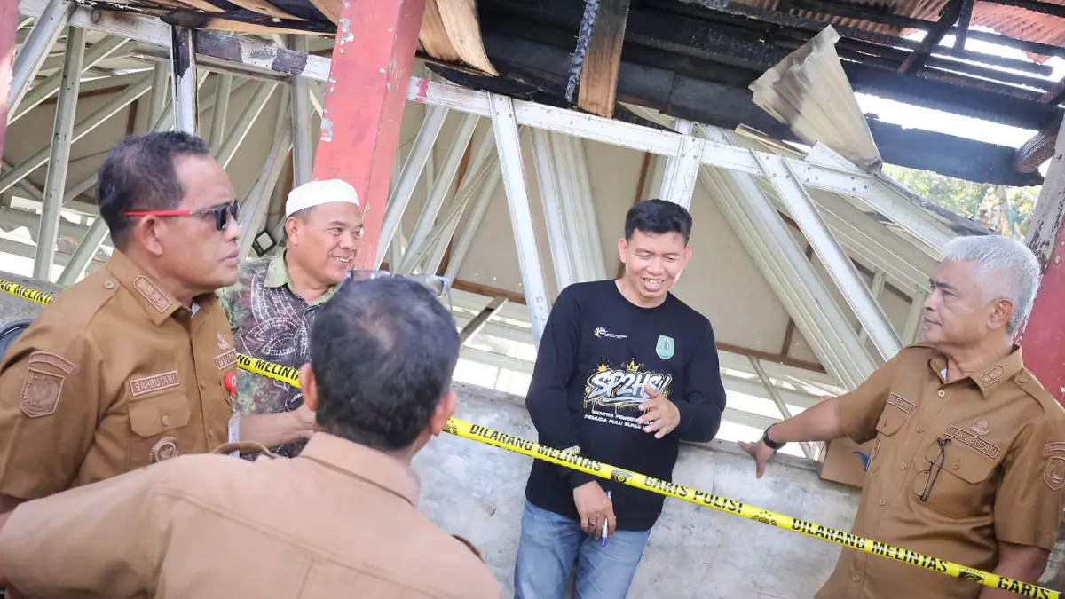 PEDULI: Bupati dan Wakil Bupati HSU, H Sahrujani dan Hero Setiawan meninjau langsung lokasi kebakaran di Komplek Pendidikan dan Panti Asuhan Nurul Fajeri di Desa Jingah Bujur, Kecamatan Haur Gading. (Foto: Pemkab HSU)