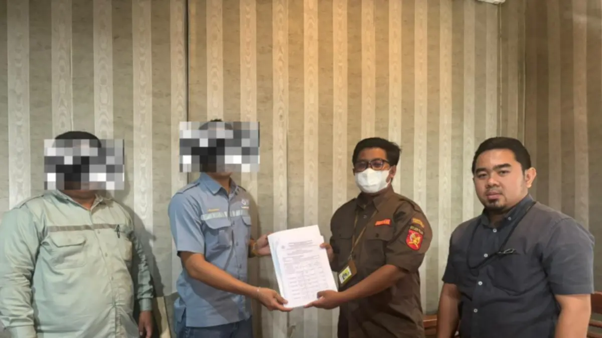 PIAN&nbsp;PAKSA:&nbsp;Petugas&nbsp;DJP&nbsp;Kalselteng&nbsp;menyampaikan&nbsp;surat&nbsp;paksa&nbsp;kepada&nbsp;wajib&nbsp;pajak&nbsp;yang&nbsp;belum&nbsp;menyelesaikan&nbsp;kewajiban&nbsp;perpajakannya.(Foto:&nbsp;Kanwil&nbsp;DJP&nbsp;Kalselteng)&nbsp;&nbsp;&nbsp;