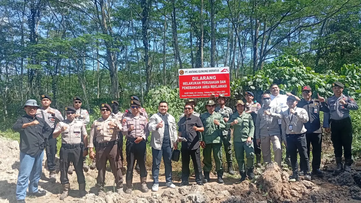 REKLAMASI: Aparat Gabungan pasang papan larangan di kawasan hutan Reklamasi PT. AGM. (Foto: M. Padil Ihsan/Radar Banjarmasin)&nbsp;