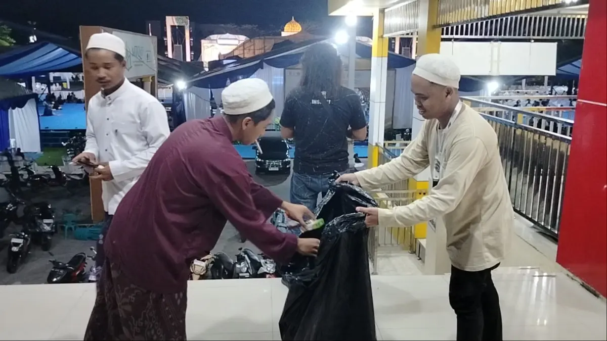RELAWAN:Tim relawan juga diarahkan untuk membantu penanganan sampah selama MTQ ke-37 di Barito Kuala.//maulana