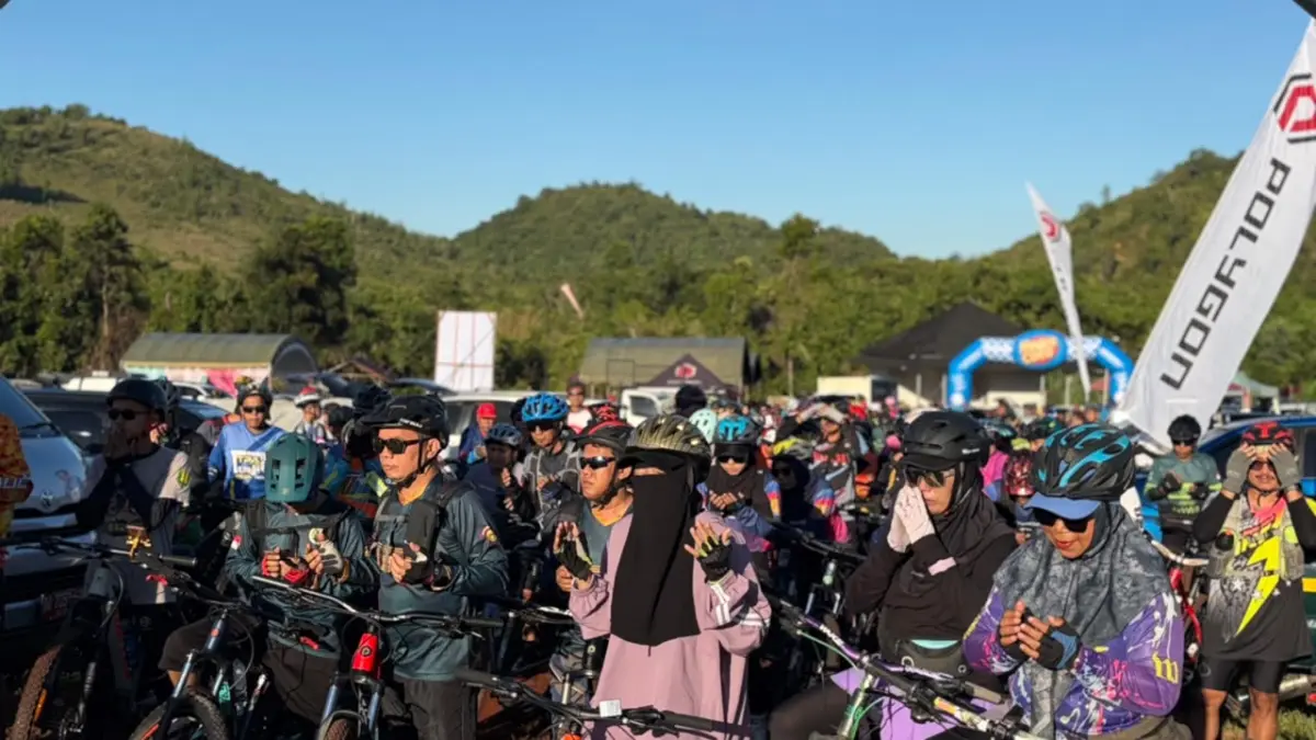 Ribuan gowester memadati kawasan Borneo Cha Glamping, Desa Kiram Atas, Kecamatan Karang Intan, Kabupaten Banjar, dalam Gowes Ngedan Sampai ke Mekkah Bareng WEKB yang digelar pada 21 Juni 2026.&nbsp;(Dispora Kalsel)