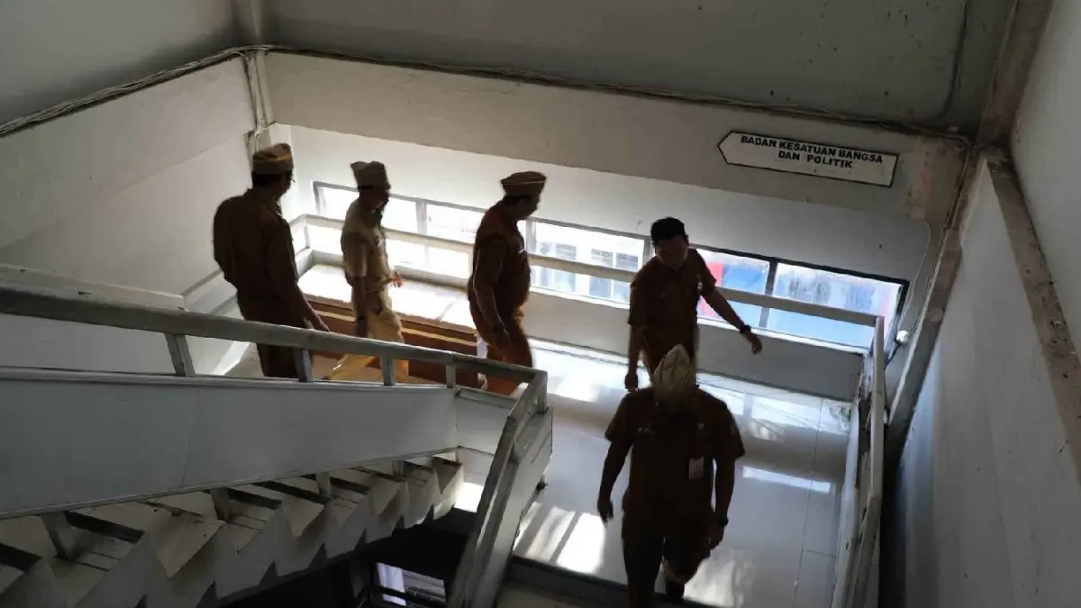 SIDAK: Sekdako Ichrom Muftezar melakukan sidak di lingkungan Pemko Banjarmasin. Hasilnya 9 ASN terjaring bolos apel. (Pemko Banjarmasin).