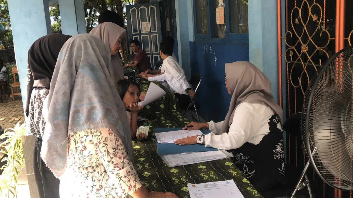 Suasana SPMB di SMPN 13 Banjarbaru. (Sheilla Farazela/Radar Banjarmasin)