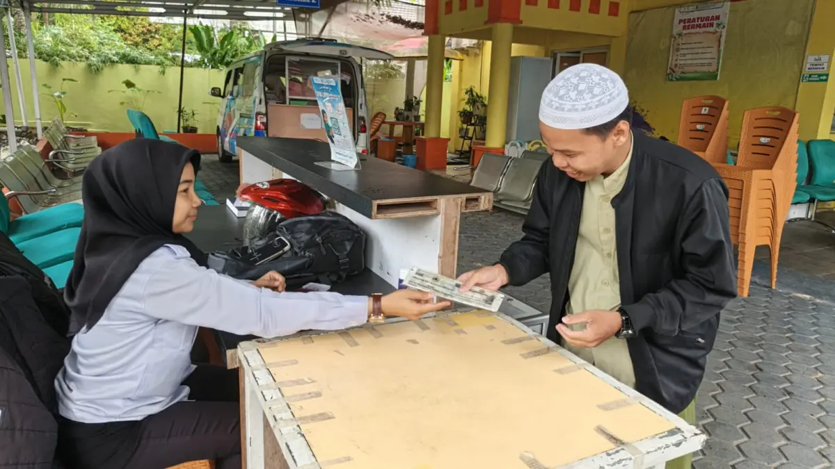 TAAT: Warga membayar pajak kendaraan bermotor di UPPD Samsat Banjarbaru.(Foto: Dokumentasi Radar Banjarmasin) 