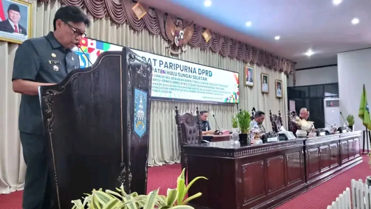 TANGGAPAN: Wakil Bupati HSS H. Suriani selaku eksekutif saat beri tanggapan pandangan umum fraksi-fraksi DPRD HSS terhadap dua Raperda. (Foto: KOMINFO HSS)&nbsp;
