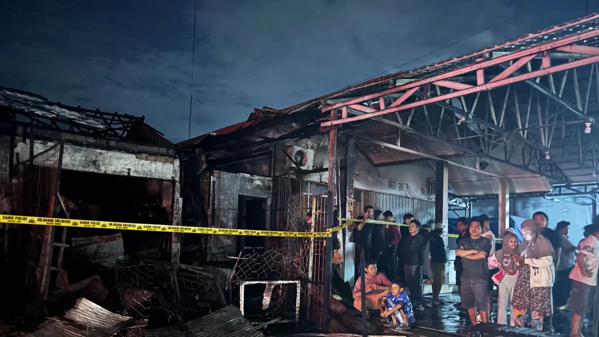 TERBAKAR: Warga memadati lokasi pascakebakaran kios di Jalan Padat Karya, Sungai Andai, Banjarmasin Utara. (Zulvan Rahmatan/Radar Banjarmasin)