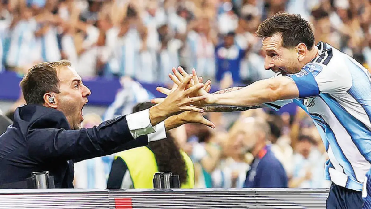 SELEBRASI: Momen emosional ketika Lionel Messi “tak sengaja” merayakan gol bersama Joaquin Bruno, jurnalis TyC Sports yang selama bertahuntahun setia mengikuti dan meliput perjalanan Timnas Argentina. Momen itu terjadi setelah Messi mencetak gol yang membuatnya menjadi pencetak gol
terbanyak sepanjang masa di Piala Dunia.