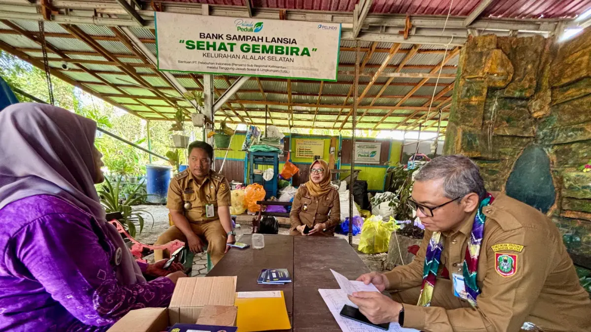 DINILAI: Lurah Alalak Selatan M Liqa Syuhada, Camat Banjarmasin Utara Norrahmawati, dan Kabid Bina Pemerintahan Desa Dinas PMD Kalsel Wahyu Widyo Nugroho saat memverifikasi langsung keberadaan Bank Sampah Lansia. (Foto: Zulvan Rahmatan/Radar Banjarmasin)