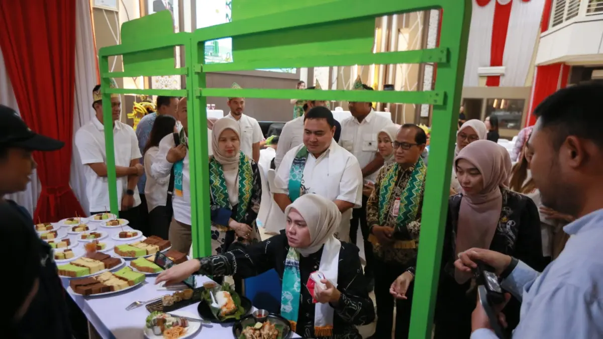 USAHA KECIL: Wakil Wali Kota Banjarmasin, bersama perwakilan Grab Indonesia, OVO, APINDO, OJK Kalsel, dan Kementerian UMKM mencicipi produk UMKM Banjarmasin, Kamis (18/6/2026).(Foto: Istimewa)&nbsp;