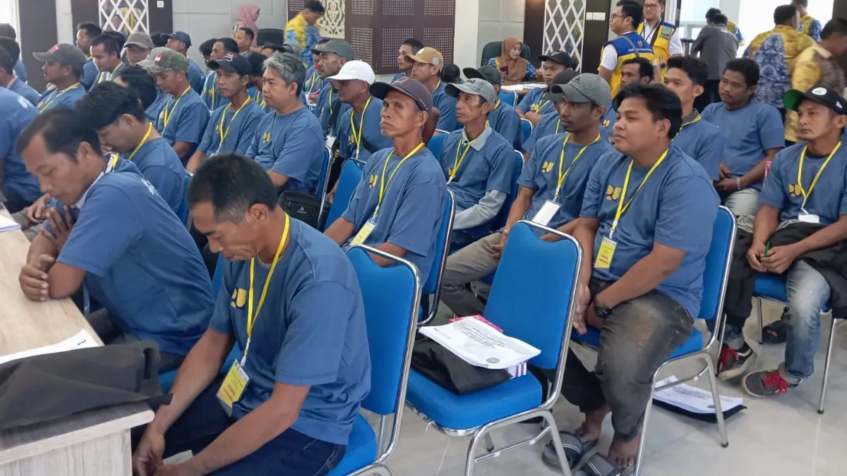 ANTUSIAS MENGIKUTI: Para tukang yang ada di Kabupaten Tapin mengikuti pelatihan dan sertifikasi tukang baja ringan.