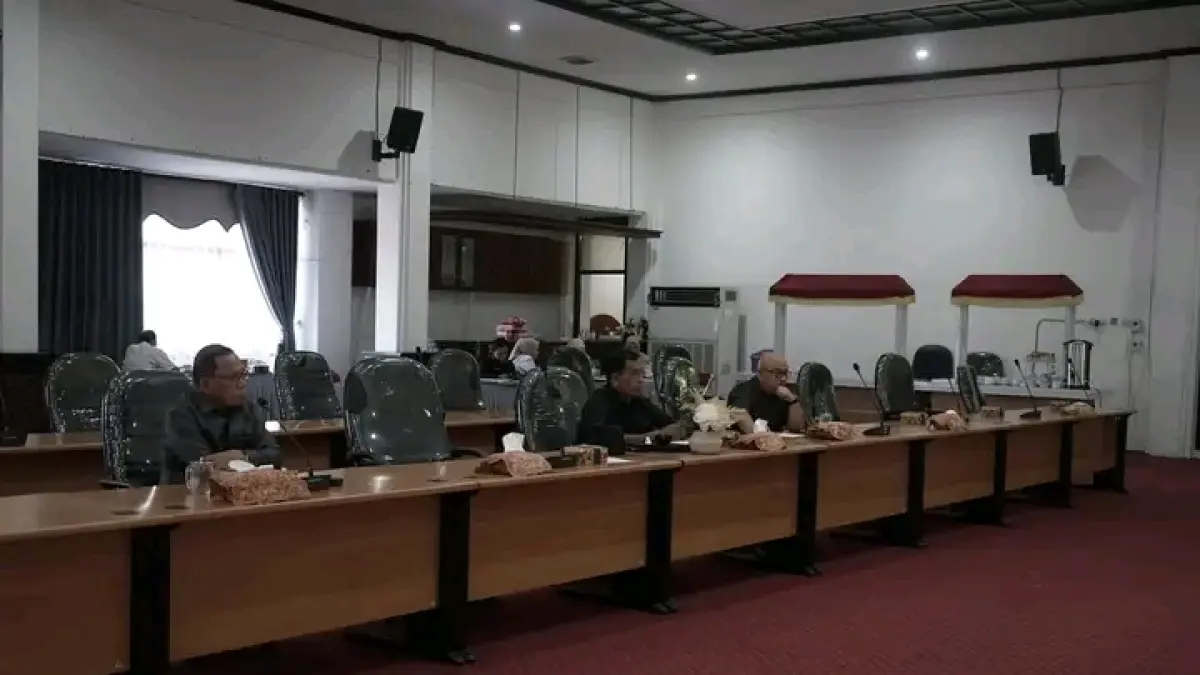 BAHAS APBD: Jajaran Komisi I DPRD HSS bersama perwakilan perangkat daerah dalam pembahasan Raperda tentang Pertanggungjawaban Pelaksanaan APBD Tahun Anggaran 2025. (Foto: DPRD HSS)&nbsp;