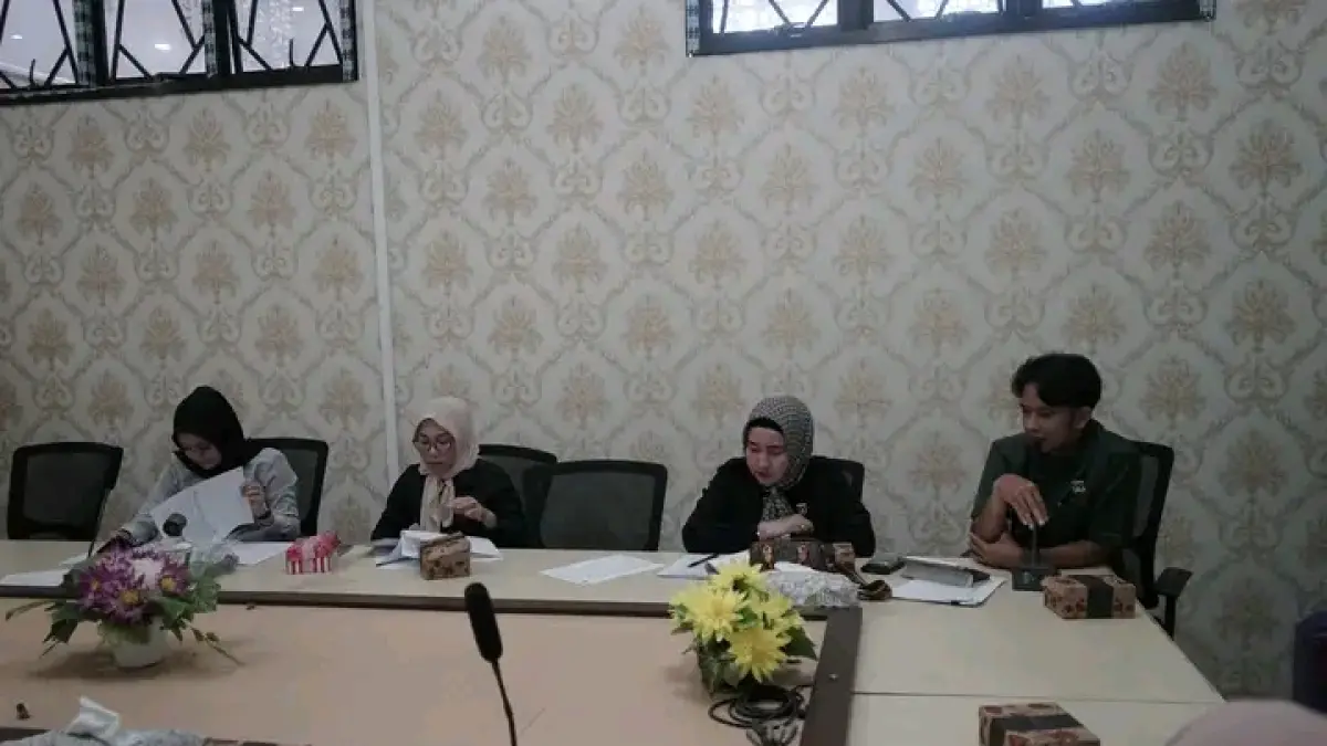 BAHAS APBD: Jajaran Komisi II DPRD HSS bersama perwakilan perangkat daerah dalam pembahasan Raperda tentang Pertanggungjawaban Pelaksanaan APBD Tahun Anggaran 2025. (Foto: DPRD HSS)&nbsp;