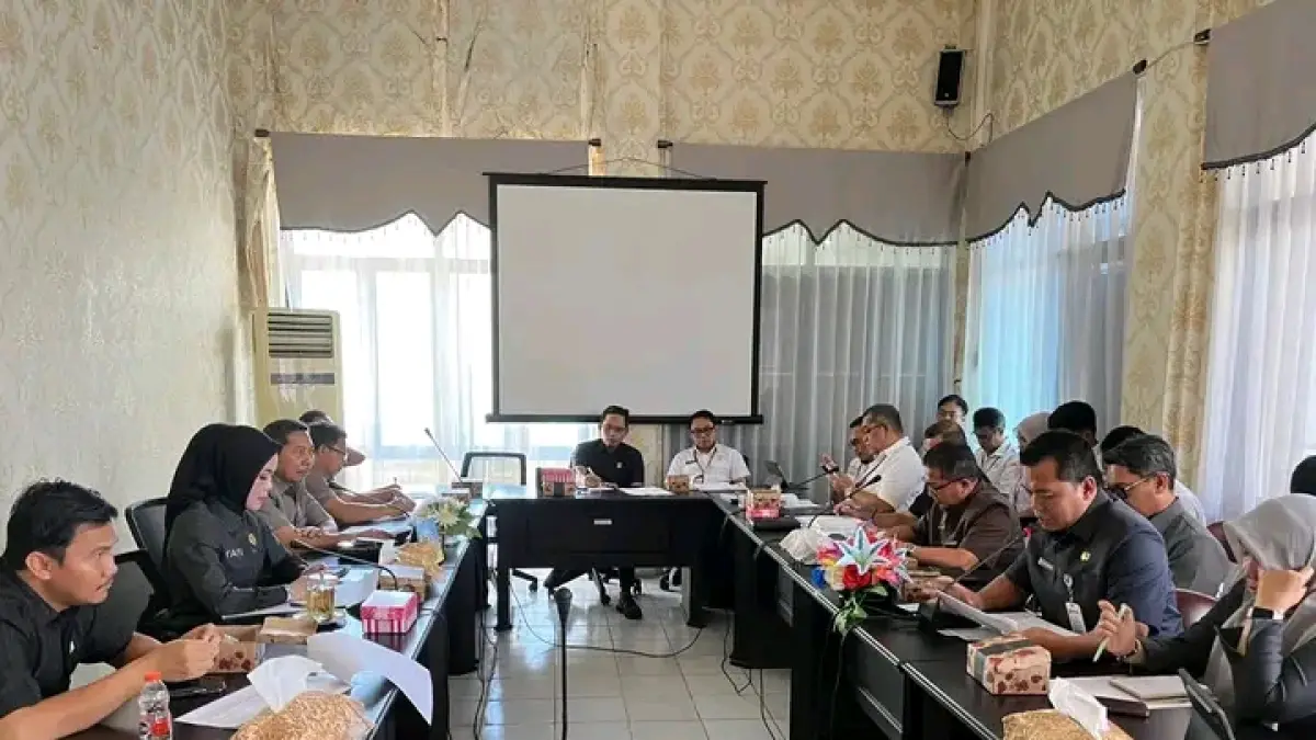 BAHAS APBD: Jajaran Komisi III DPRD HSS dan perwakilan perangkat daerah dalam pembahasan Raperda tentang Pertanggungjawaban Pelaksanaan APBD Tahun Anggaran 2025. (Foto: DPRD HSS)&nbsp;