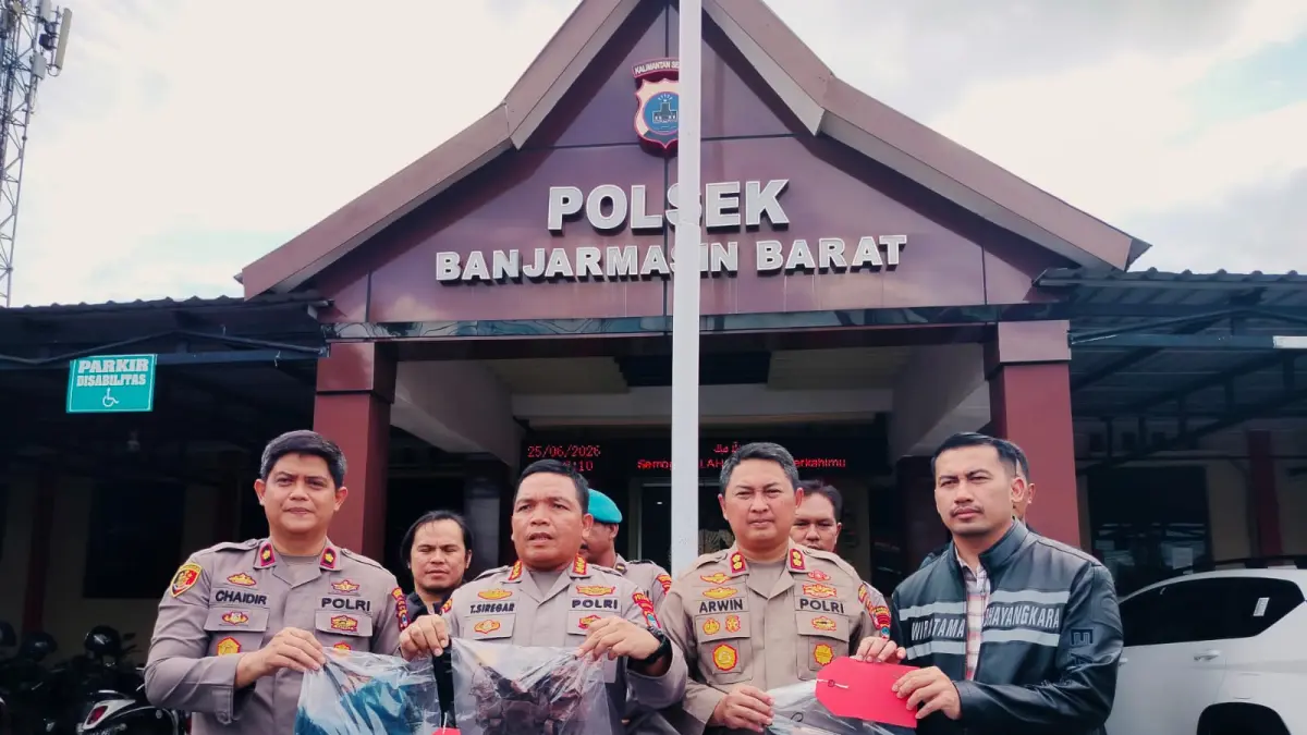 BARANG BUKTI: Plt Kapolresta Banjarmasin, Kombes Pol Timbul RK Siregar bersama jajaran memperlihatkan senjata tajam yang digunakan terduga pelaku pembunuh kakak ipar di Kuin Cerucuk.(Foto: Maulana/Radar Banjarmasin)&nbsp;&nbsp;
