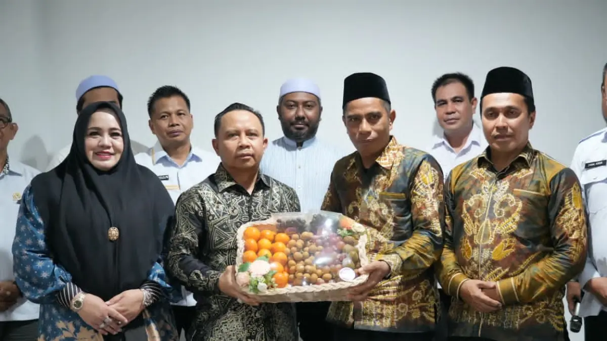 BERI SEMANGAT: Bupati Kabupaten Tapin, H Yamani bersama istri, Hj Faridah menyambangi kafilah Tapin di Kabupaten Barito Kuala.